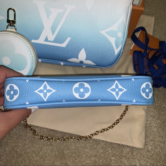 LV multiple Pochette by the pool - Picture 3 of 15